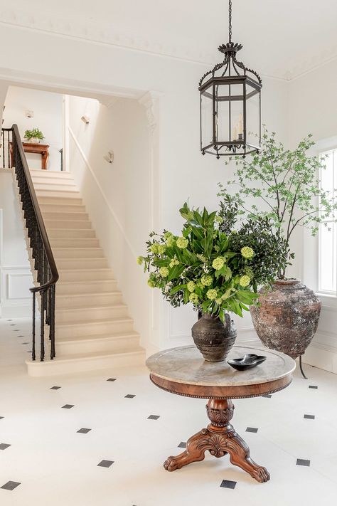 Covet Noir Designs Heritage Georgian House In Surrey, England – Vogue Australia Georgian Style Interiors, Covet Noir, Modern Georgian Interiors, Entrance Tiles, French Interior Style, Foyer Table Decor, Modern Georgian, Bong Bong, Modern Classic Interior