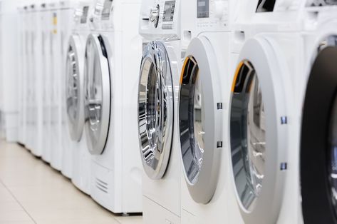 Photo washing mashines in appliance stor... | Premium Photo #Freepik #photo #laundry-shop #dryer #laundry-machine #wash-machine Laundry Dry Cleaning, Washing And Drying Machine, Speed Queen, New Washer And Dryer, Washing Machine Drum, Clean Washing Machine, Upright Freezer, Laundry Appliances, Doing Laundry