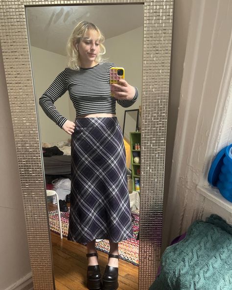 Plaid Midi Skirt Outfit Aesthetic, Plaid Pleated Maxi Skirt Outfit, Maxi Skirt Plaid, Checkered Maxi Skirt, Maxi Plaid Skirt, Maxi Plaid Skirt Outfit, Maxi Skirt Outfit Autumn, Purple Plaid Skirt Outfit, Long Plaid Skirts