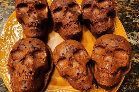 A recipe for Spooky Spice Cakelets came with my Nordic Ware Skull Pan. All the ingredients were in my pantry or fridge, so they became my weekend baking therapy. These spooky, skull-shaped cakes delivered on taste and moistness. They were fun to eat and are a creepy addition to your Halloween menu... Halloween Bakes, Skull Cake Pan, Spice Cakes, Snack Cake Recipe, Skull Cupcakes, Weekend Baking, Baking Therapy, 30seconds Food, Shaped Cakes