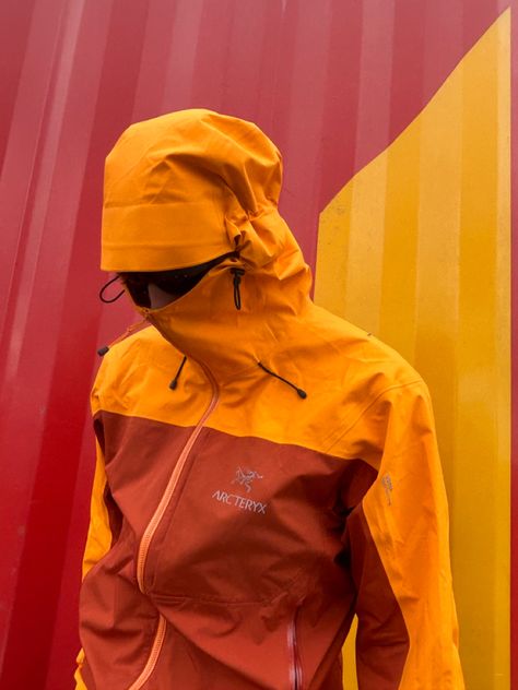 #fashion #aesthetic #gorpcore #arcteryx #goretex #gorpcoreaestheticoutfits #gorpcore Orange Arcteryx Jacket, Goretex Aesthetic, Yellow Rain Jacket Outfit, Rain Jacket Outfit Aesthetic, Arcteryx Aesthetic, Arcteryx Outfit, Jacket Outfit Aesthetic, Rain Jacket Outfit, Nature Brand