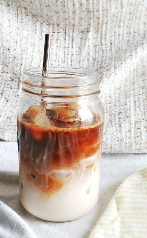 Copycat Starbucks Iced Caramel Macchiato - Cass Clay Cooking Starbucks Iced Mocha Recipe, Espresso Powder Recipes, Iced Caramel Macchiato Recipe, Caramel Macchiato Recipe, Iced Caramel Macchiato, Macchiato Recipe, Cinnamon Dolce Latte, Ice Caramel Macchiato, Starbucks Vanilla