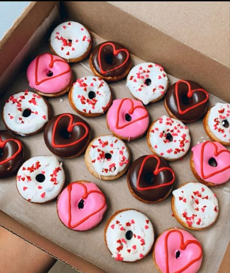 Valentine Donuts Ideas, Valentine Mini Donut Ideas, Valentine’s Day Donut Ideas, Valentines Mini Donuts Ideas, Mini Donuts Valentines Day, Mini Donuts Decoration, Mini Donuts Ideas, Donat Glaze, Kids Party Desserts