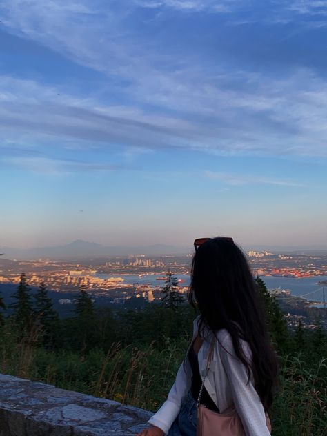 Vancouver | cypress lookout | summer 2022 | summer outfit | nude purse | mountain | aesthetic | long hair | sunnies | outfit idea | lookout | views | sunset Vancouver Summer Outfit, Vancouver Aesthetic Outfits, Vancouver Outfits Summer, Vancouver Outfits, Sunnies Outfit, Vancouver Aesthetic, Aesthetic Long Hair, Vancouver Summer, Vancouver Trip