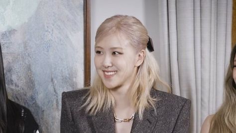 Roseanne Park / Rosé ysl / Rosé icons / Rosé blackpink / beauty / Rosé short hair Rosé Short Hair, Blonde Hair Kpop, Rose Blonde, Rosé Ysl, Shoulder Hair, Park Rosé, Turning Point, Roseanne Park, Short Blonde