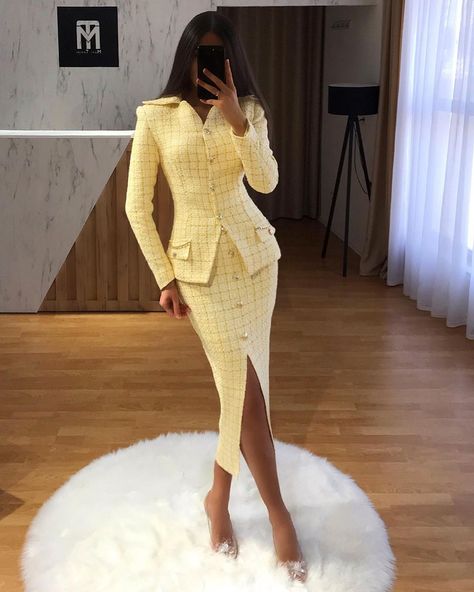 Mari Tahiri on Instagram: “/ MT 🌼suit S/22” Classy Skirt Suits For Women, Stylish Blazers For Women, Skirt Suits For Women Classy, Stylish Blazers, Costum Elegant, Corporate Dress, Elegant Outfit Classy, Stylish Work Attire, Elegant Dresses Classy