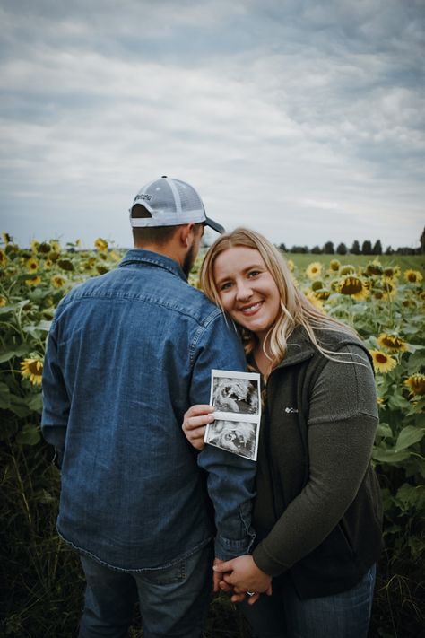 Sunflower Field Pregnancy Announcement, Sunflower Pregnancy Announcement, Pregnancy Announcement Photography, Baby Sunflower, Pregnancy Announcement Pictures, Announcement Pictures, Announcement Photoshoot, Baby Singing, Pregnancy Pics