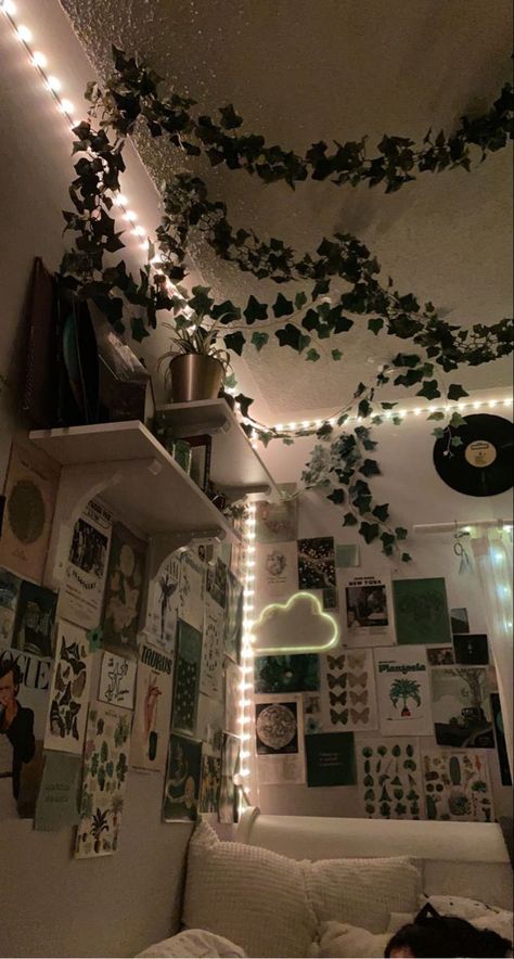 Dorm Room Ideas Blue, Room Ideas Blue, Sala Grunge, Green Room Ideas Bedroom, White Dorm Room, Grunge Bedroom, Dream Bedroom Inspiration, Cool Room Decor, Chill Room