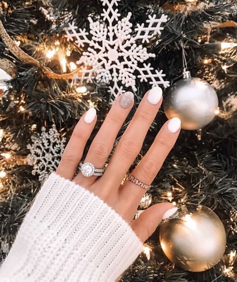 It can be anything, as long as it's holiday-themed! Winter Wedding Nail Ideas, Simple Holiday Acrylic Nails, Light Christmas Nails Simple, Short Acrylic Nails Designs Engagement, Simple Nails Winter Classy, One Color Nails Simple Winter, Simple Winter Nails Gel, Simple Christmas Nails Natural Nail, Round Holiday Nails