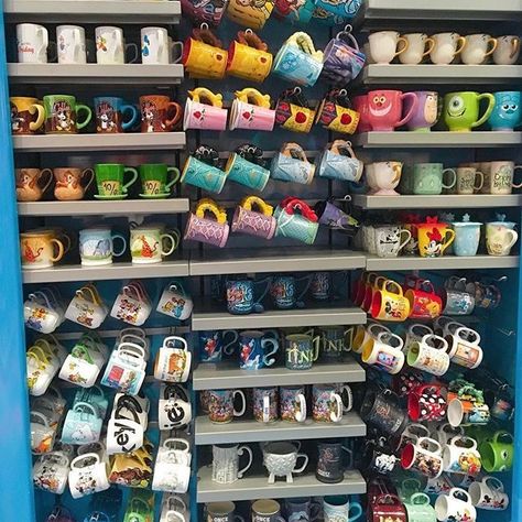 Mug Storage, Couple Wallpaper Relationships, Disney Cups, Disney Souvenirs, Cup Collection, Disney World Outfits, Bedroom Wall Designs, Disney Kitchen, Disney Mugs