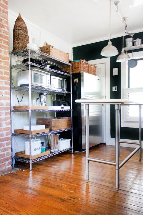 Eric's Stylish, Sunshine-Filled House Basement Organization, Wire Shelves, Small Kitchen Layouts, Outdoor Kitchen Appliances, Small Kitchen Storage, Industrial Kitchen, Sleeping Bags, Decor Guide, Wire Shelving