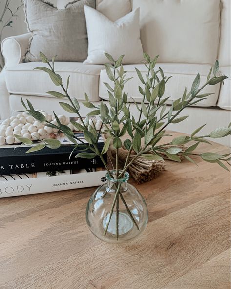 Glass Décor Bud Vase Tiny Vase Ideas, Small Vase Decorating Ideas, Clear Vase Decor Ideas, Everyday Table Centerpieces, Clear Vase Decor, Small Vases Decor, Houston Apartment, Round Glass Vase, Hosting Tips