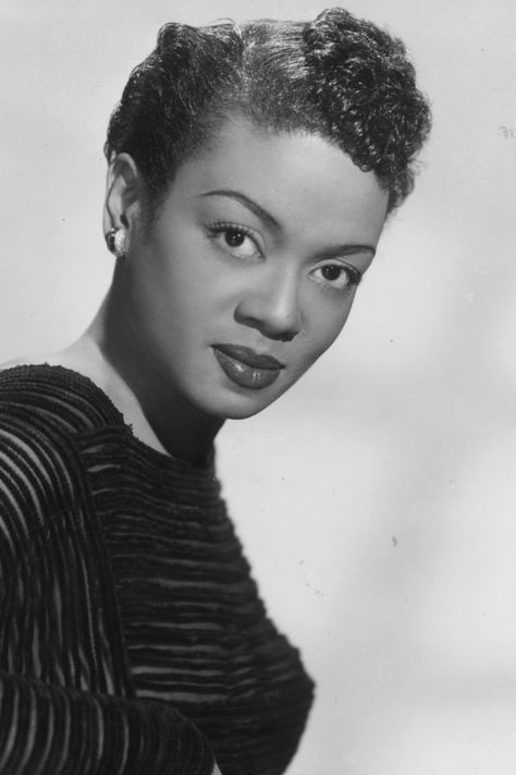 Hazel Scott  - The Women Who Became Hair Icons During The Harlem Renaissance 1920s Black Hairstyles, 1950s Black Hairstyles, 1920s Black Women, Ethel Waters, Finger Wave Hair, Blithe Spirit, 1920s Hair, Beauty Crush, Josephine Baker