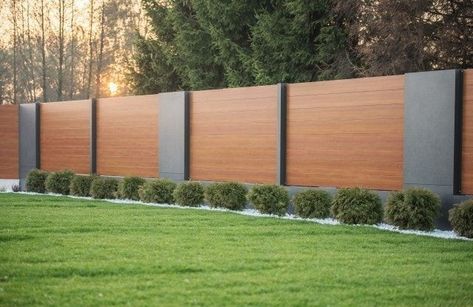 Modern Aluminum Fence, Casa Clean, House Fence Design, Modern Fence Design, Cool Tree Houses, Fence Lighting, Aluminum Fence, Backyard Landscaping Plans, Modern Fence