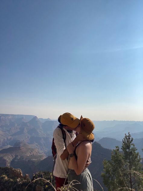 Grand Canyon Couple Pictures, Sedona Arizona Outfits Fall, Grand Canyon Aesthetic, Grand Canyon Picture Ideas, Grand Canion, Grand Canyon Outfit, Grand Canyon Pictures, Grand Canyon Hiking, Arizona Trip