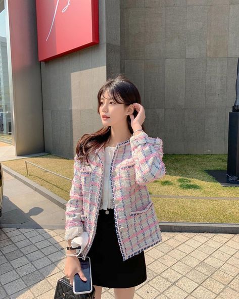 Pink Tweed Jacket Outfit, Outer Korean Style, 2024 Ootd, Outfit Outer, Tweed Jacket Outfit, Tweed Crop Top, Ulzzang Outfit, Tweed Shirt, Pink Tweed Jacket