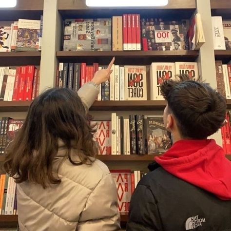 Library Love Couple, Couple Studying Aesthetic, Couple Book Aesthetic, Library Couple Aesthetic, Library Date Couple, Study Date Couple, Library Date Aesthetic, Couples Reading Books, Book Date Aesthetic