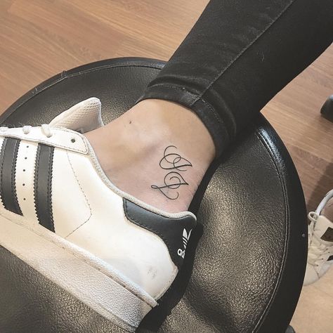 Good placement for my double j Initial Tattoo Designs, Kids Initial Tattoos, Hart Tattoo, Diy Tattoo Permanent, Melbourne Tattoo, Tattoo For Boyfriend, Tattoo Fonts Cursive, Monogram Tattoo, M Tattoos