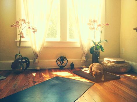 Kathryn Budig's Yoga Room Zen Yoga Room, Yoga Living Room, Exercise Rooms, Mega House, Yoga Corner, Yoga Meditation Space, Yoga Room Design, Zen Corner, Home Yoga Room