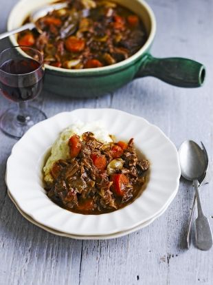 Jautienos troškinys Jamie Oliver Stew, Jamie Oliver Beef Stew, Tender Beef Stew, Slow Cook Beef Stew, Traditional Beef Stew, Easy Beef Stew Recipe, Spaghetti With Ground Beef, Easy Beef Stew, Chicken Tikka Masala Recipes