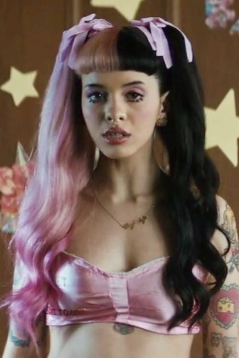 Melanie Martinez 2017, Melanie Martinez Hair, Melanie Martinez Aesthetic Outfits, 2 Tone Hair, Melanie Martinez Makeup, Melanie Martinez Outfits, Melanie Martinez Concert, Half And Half Hair, Pink And Black Hair