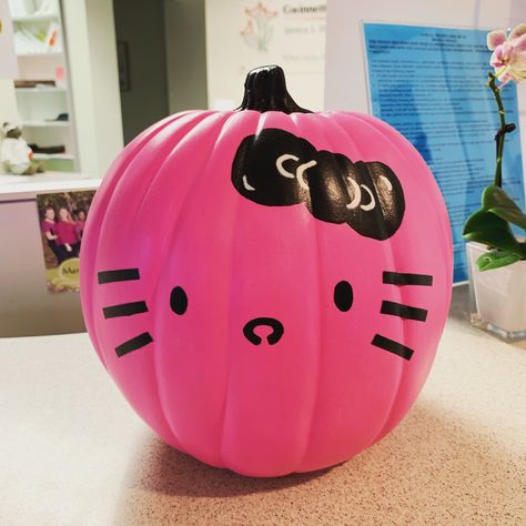 Pumpkin envy. I need to remember this next year. Put it on the list! #pumpkin #hellokitty #hellokittylover #creativity #halloween #halloweenhappiness #expertonthingsilike Designs For Pumpkins Painting, Pink Pumpkin Carving Ideas, Bats On Pumpkins, Ideas To Carve A Pumpkin, Mini Pumpkin Ideas, Pink Pumpkin Ideas, Pumpkin Painting Ideas Hello Kitty, Pompompurin Pumpkin, Hello Kitty Pumpkin Painting