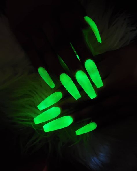 Glow Powder -  Our Fluorescent Yellow glow is bright yellow in the daylight, and glows a brilliant green in the dark! ✨ • Tisha (@nails_bytisha on Instagram) makes her own custom acrylic nail powders using our glow in the dark powders 💅 • Sunshine, happiness, hope 💛💛💛 What does the color yellow mean to you? • • • • • • 🐢  #glowinthedark #gitd Dark Acrylic Nails, Coffin Art, Glow In The Dark Nails, Nails Grunge, Neon Acrylic Nails, The Color Yellow, Neon Green Nails, Green Acrylic Nails, Jewelry Wax