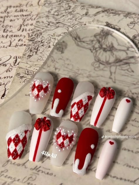 Nail Noel, Classy Nail Art Ideas, Nail Art Noel, Art Deco Nails, Festive Nail Art, Glittery Nails, Cute Christmas Nails, Really Cute Nails, Kawaii Nails