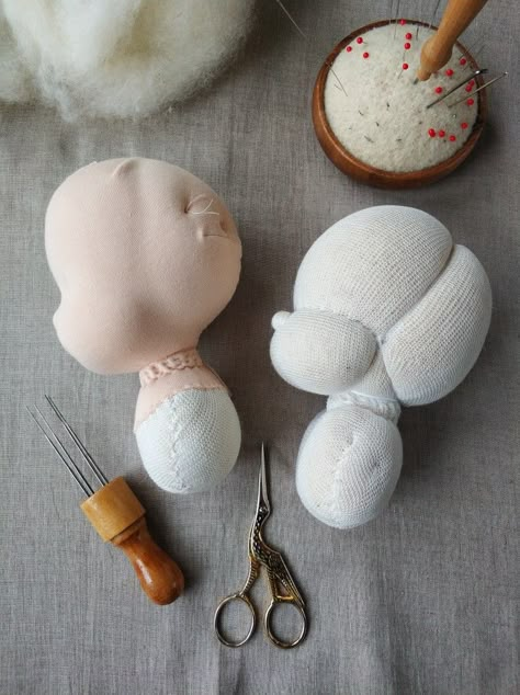 Waldorf doll head making process Handmade Dolls Diy, Waldorf Doll Tutorial, Dolls Handmade Diy, Doll Making Patterns, Fabric Doll Pattern, Doll Making Tutorials, Wool Dolls, Soft Sculpture Dolls, Homemade Dolls