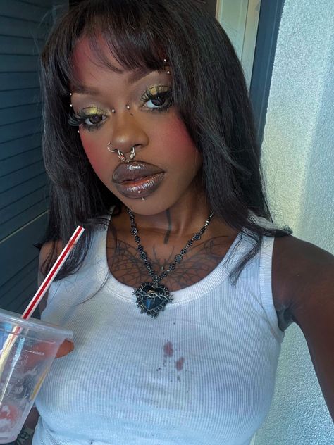 Two Eyebrow Piercing, Piercings Eyebrow Girl, No Eyebrows Makeup, Double Eyebrow Piercing, Anti Eyebrow Piercing, Goth Eyebrows, Brow Piercing, Eye Tut, Western Makeup