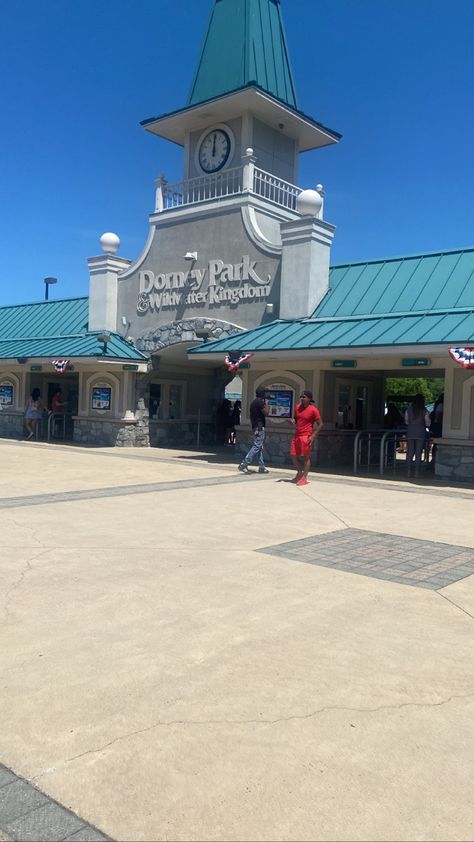 Dorney Park Outfits, Dorney Park Aesthetic, Friend Hangout, Trip Essentials Packing Lists, Dorney Park, Hangout Ideas, Summer Wallpapers, Cute Date Ideas, Packing Lists