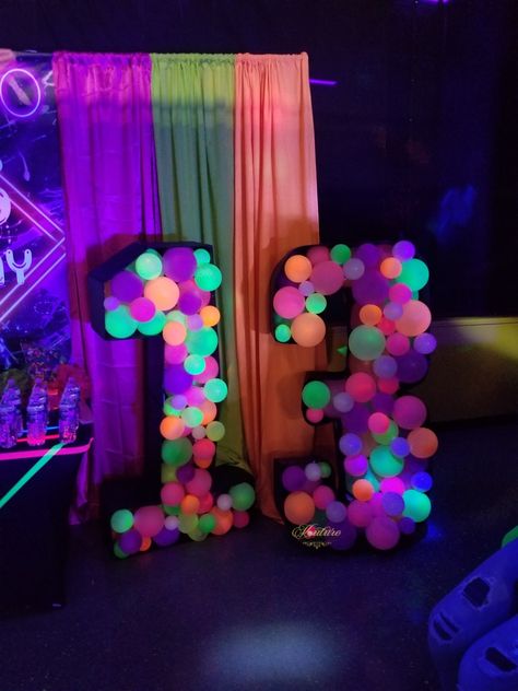 40th Birthday Glow Party, Glow In The Dark Drip Cake, 13 Birthday Glow Party, 21st Neon Birthday Ideas, 13 Neon Party, Glow And Dark Party, Neon B Day Party Ideas, Coachella Birthday Party Outfit, Neon Glow Party Ideas Decoration