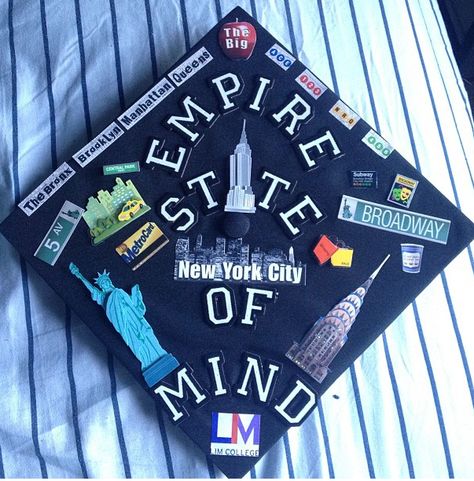 Nyc Grad Cap, Nyu Grad Cap, High School Graduation Cap Designs, Caps Design, Grad 2023, High School Graduation Party Decorations, Graduation Hats, Abi Motto, Senior Crowns