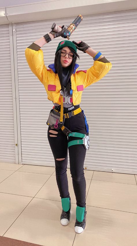 Killjoy Valorant Cosplay, Killjoy Cosplay, Valorant Cosplay, Kill Joy, Cat And Dog Drawing, Gaming Cosplay, Killjoy Valorant, Biker Couple, Trajes Kylie Jenner