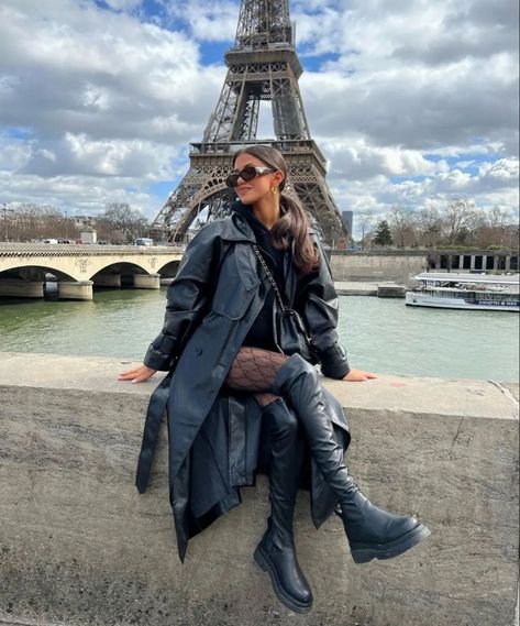 #trenchcoatoutfit #paris #europefashion #coldweather #winteroutfit #blackoutfit Outfit Paris Invierno, Paris Aesthetic Outfits, Paris Style Winter, Classy Outfits Winter, Paris Picture Ideas, Paris Trip Outfits, Paris Instagram Pictures, Paris Outfit Ideas, Paris Ootd