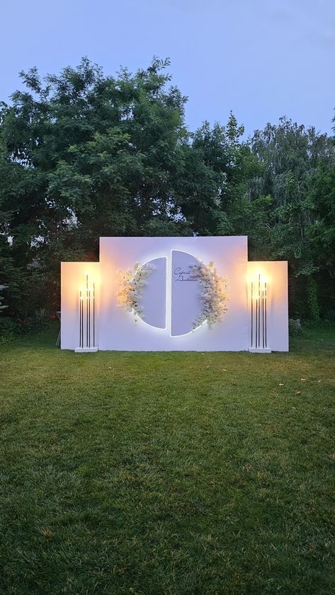 Outdoor White Party, Wedding Photo Opportunity, Photobooth Backdrop Event Design, Led Wall Stage Backdrop Wedding, Wedding Stage With Led Screen, Wedding Photo Booth With Neon Sign, Leaf Decor Wedding, Stage Backdrop Design, Wedding Tent Decorations