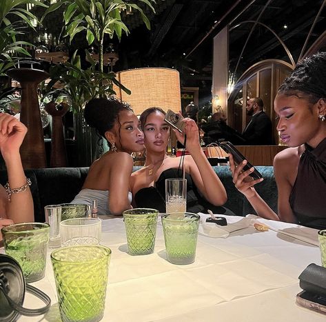 Friend Dinner Aesthetic, Friends Dinner Aesthetic, Shotting Photo, Black Femininity, Best Friends Aesthetic, Bestie Goals, Friend Goals, Friend Poses, Dream Lifestyle