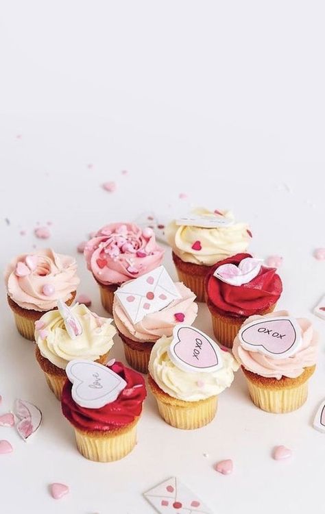 valentines cupcakes, cupcakes, chocolate cupcakes, valentines chocolate cupcakes, cupcakes valentines Cupcakes Love, Valentines Chocolate, Valentines Day Drawing, Valentine Day Cupcakes, Valentines Cupcakes, Cupcake Picks, Chocolate Cupcakes, Love Is In The Air, Treat Boxes