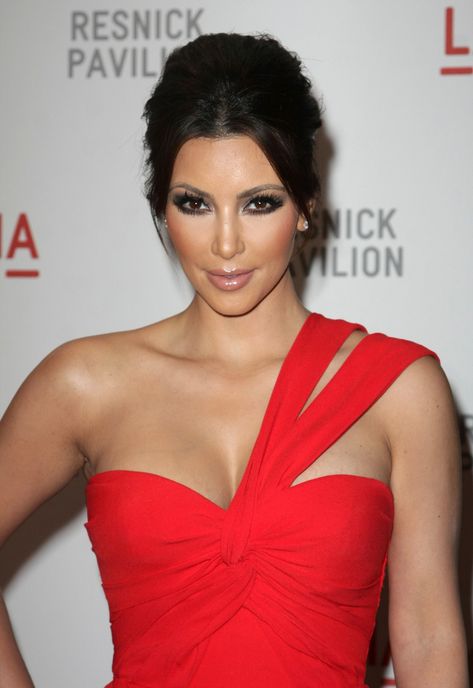 amazing dress, love the cut of the top Kim Kardashian Red Dress, Kim Kardashian Outfits, Prom Makeup Looks, Lip Color Makeup, Red Dress Makeup, Kardashian Outfit, Red Makeup, Red Dress Outfit, Red Dress Short