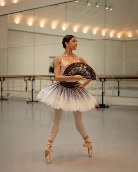 Yasmine Naghdi. Ballet Backgrounds, Yasmine Naghdi, Ballet Flexibility, Pyotr Ilyich Tchaikovsky, Aesthetic Ballet, Performing Arts School, Laduree Paris, Ballet Pictures, Ballet Aesthetic