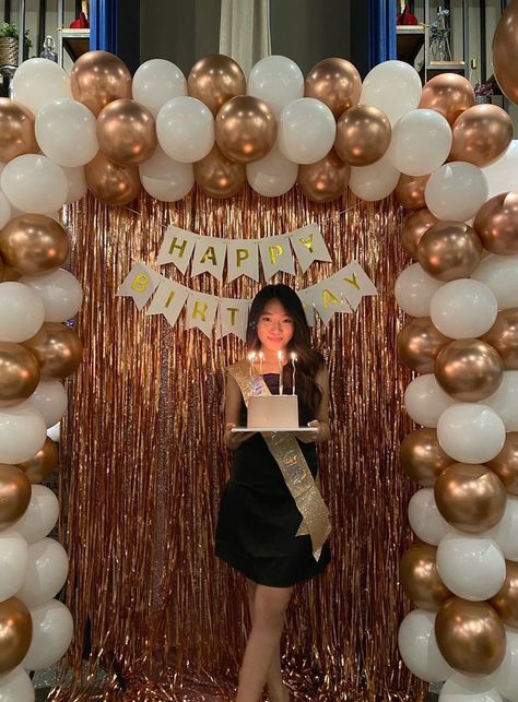 Ballon’s Arch, 17 Birthday Decorations At Home, 18th Birthday Party Decorations At Home, Photo Backdrop Birthday Party, Bday Party Photo Booth Backdrop Ideas, Dekor Ultah Simple, Simple Birthday Set Up, Ballon Arch Birthday Party, 20 Tahun Birthday