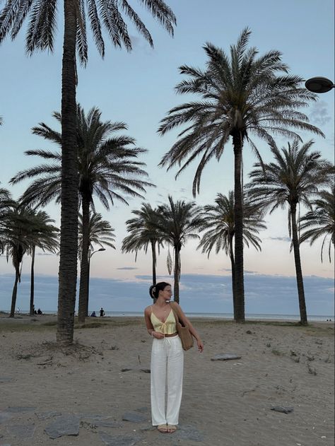 #valencia #spain #palmtrees #palm #beach #strand #leinenhose #summer #summerstyle #summervibes Alicante Photo Ideas, Valencia Photo Ideas, Valencia Outfit, Valencia Spain Aesthetic, Valencia Spain Beach, Valencia Aesthetic, Aesthetic Finder, Spain Life, Plan 2025