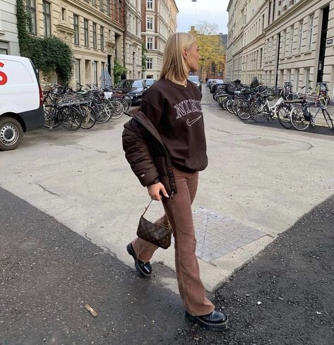 #nike #fashion #streetwear #brown #aesthetic Mode Dope, Mode Swag, Looks Pinterest, Nike Sweatshirt, Populaire Outfits, Brown Outfit, Elegante Casual, Cooler Look, Streetwear Fashion Women