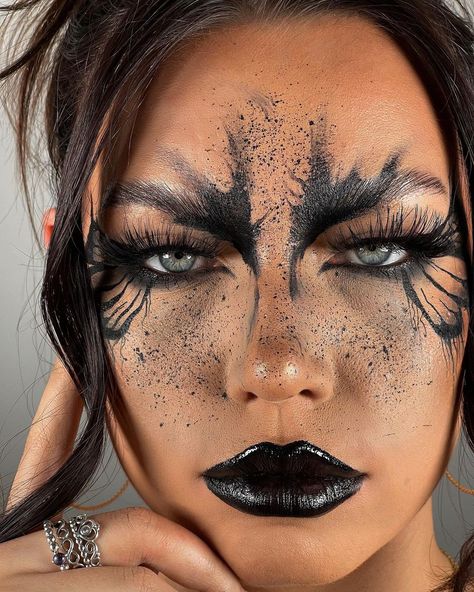 Dark Deer Makeup, Made Up Superheroes, Halloween Makeup Trends 2023, Dark Queen Makeup Halloween, Goth Witch Makeup Halloween, Third Eye Halloween Makeup, Raven Makeup Halloween, Dark Angel Hairstyle, Halloween Photoshoot Makeup