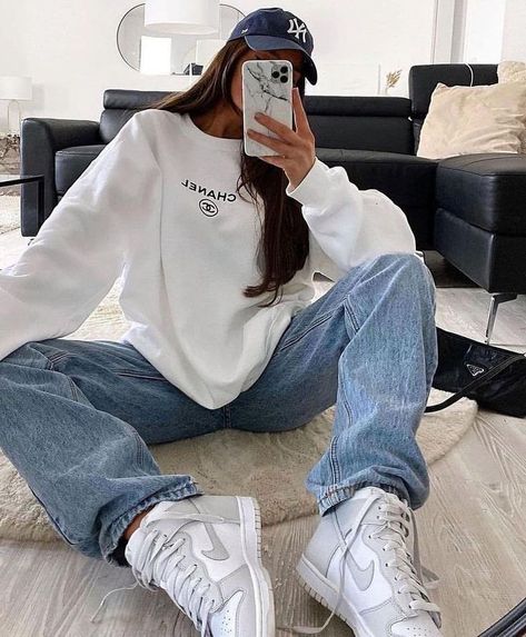 Streetwear has become such a trendy fashion aesthetic. Check out these cute streetwear outfit ideas Streetwear Fashion Outfits, Streetwear Outfit Ideas, Looks Pinterest, Outfits Streetwear, Trendy Streetwear, Tomboy Style Outfits, Streetwear Fashion Women, Swaggy Outfits, Simple Trendy Outfits