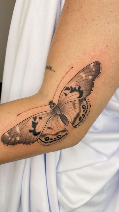 Hip Bone Tattoos Women Cover Up, Butterfly Elbow Tattoos For Women, Moving Butterfly Tattoo, Elbow Butterfly Tattoo, Louise Tattoo, Fineline Butterfly Tattoo, Tattoo Borboleta, Inner Elbow Tattoos, Borboleta Tattoo