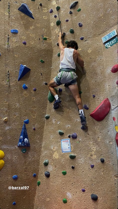 matt barzal rock climbing 🧗 Matt Barzal, Rock Climbing Aesthetic, Climbing Aesthetic, Mat Barzal, Fun Vibes, Hockey Pictures, Character And Setting, Ideal Boyfriend, Aesthetic Boy