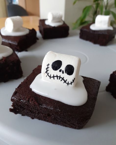 Skeleton Marshmallows, Skeleton Desserts, Halloween Buffet Ideas, Halloween Brownies Ideas, Brownies With Icing, Smores Halloween, Spooky Brownies, Decorated Brownies, Halloween Deserts