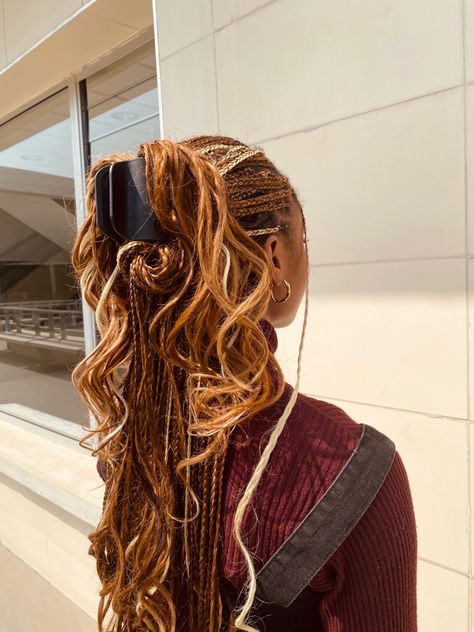 French Curls Braids Brown And Blonde, Split Braids Hairstyles, Ginger Twist Braids Hairstyles, 613 Large Knotless Braids, French Curls Braids Peekaboo, Colored French Curl Braids, Brown And Blonde Braids With Curls, Black And Blonde French Curl Braids, Peekaboo French Curl Braids