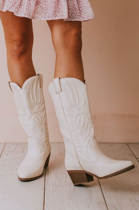 White Cowgirl Boots Wedding, White Cow Girl Boots, White Cowgirl Boots Outfit, Cute Cowboy Boots, Cute Boots For Women, Cow Girl Boots, Cute Cowgirl Boots, White Cowgirl Boots, Cowgirl Boots Outfit